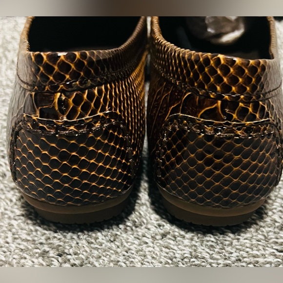 Brown faux crocodile embossed women’s loafers. Size 9.5 - Picture 6 of 6